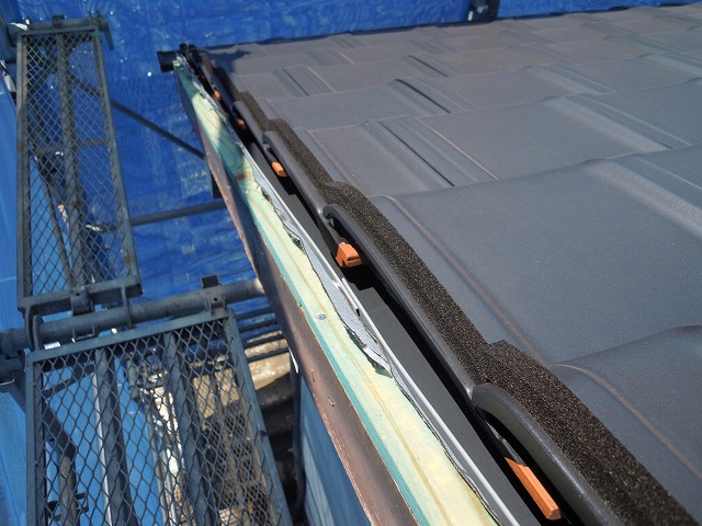 端部のパッキンが付いた瓦